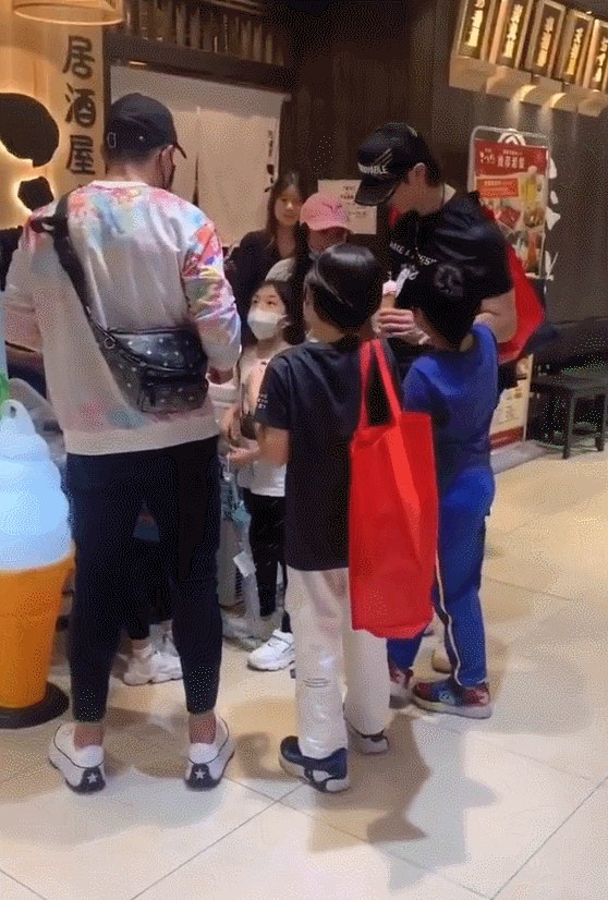 吴尊携儿女拍写真，NeiNei打扮淑女，Max长胖更像爸爸