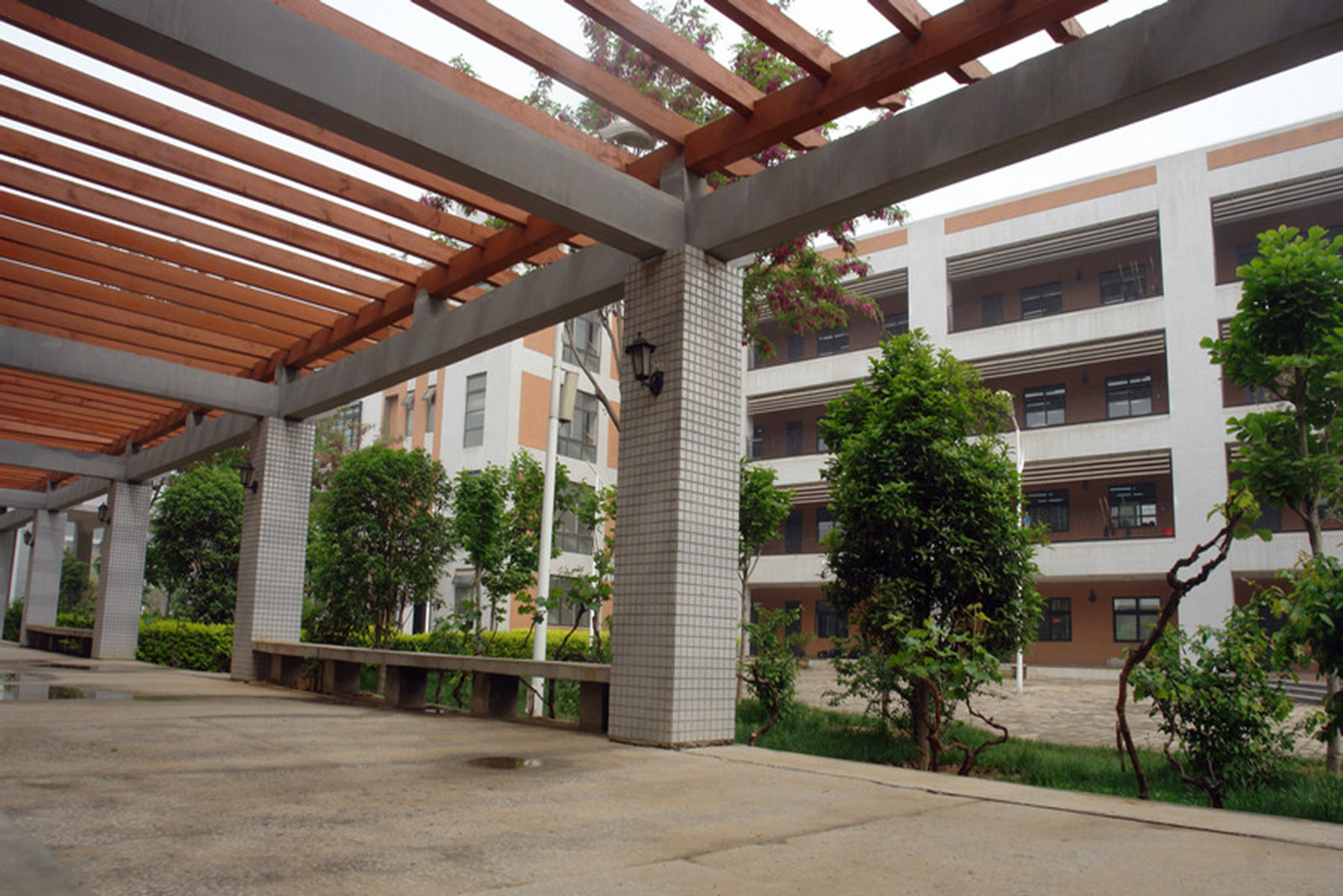 全名为"河南省郑州市第一中学",简称"郑州一中",创办于1949年,其前身