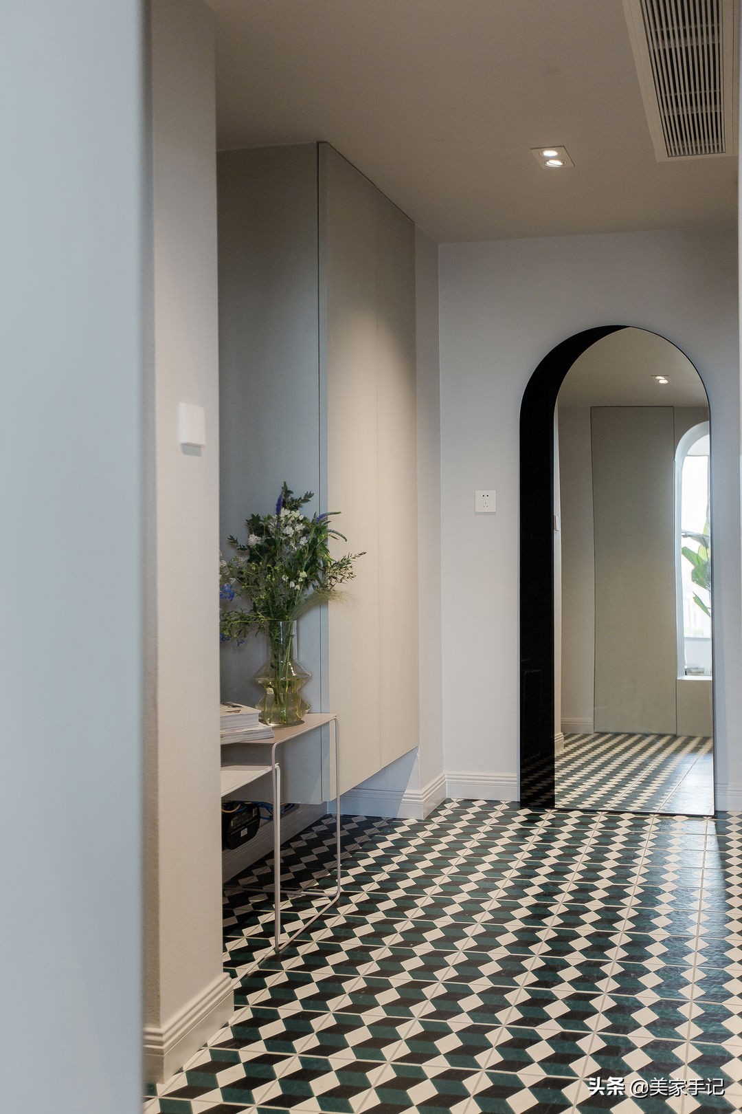 成都夫妻家中的高级场面：凭一个楼梯就圈粉无数，职住一体太爽了