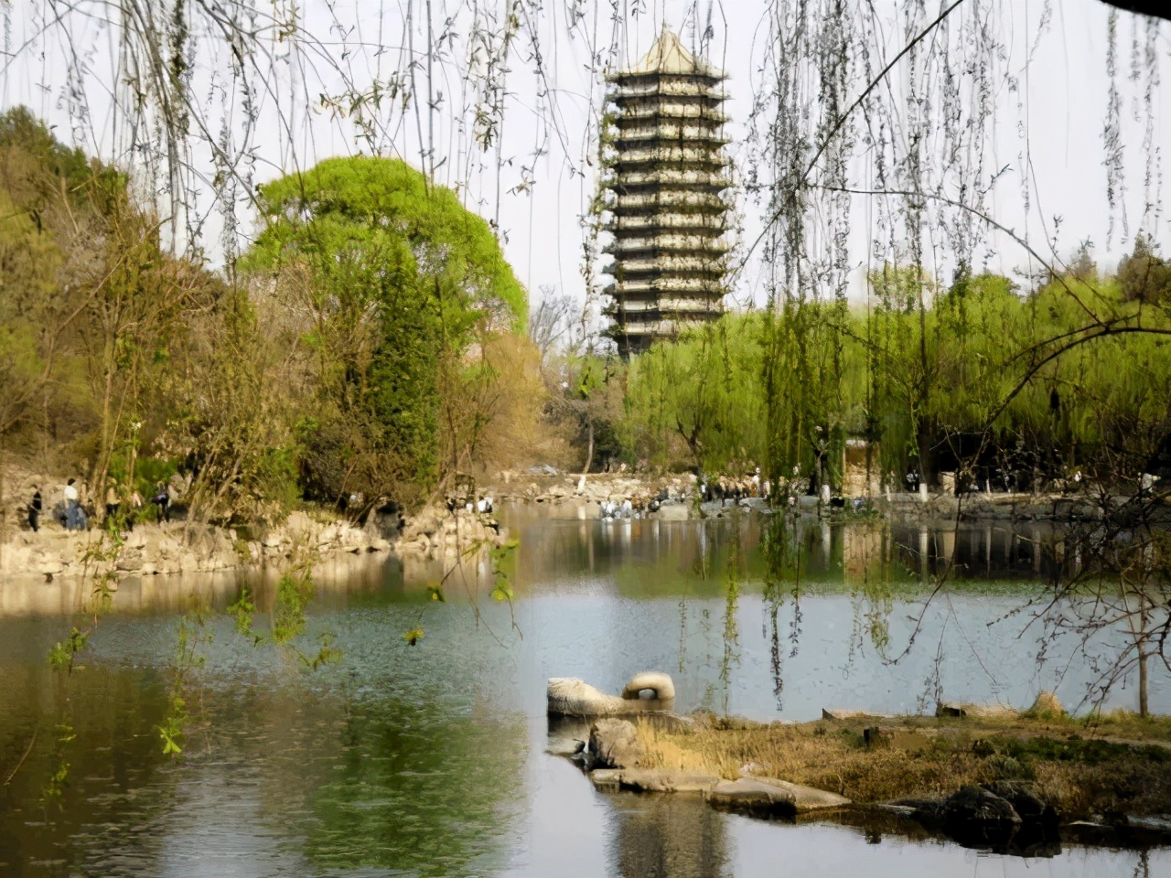 老舍跳湖前，在公园湖边坐了整整一天，是什么让他最终决定去死？