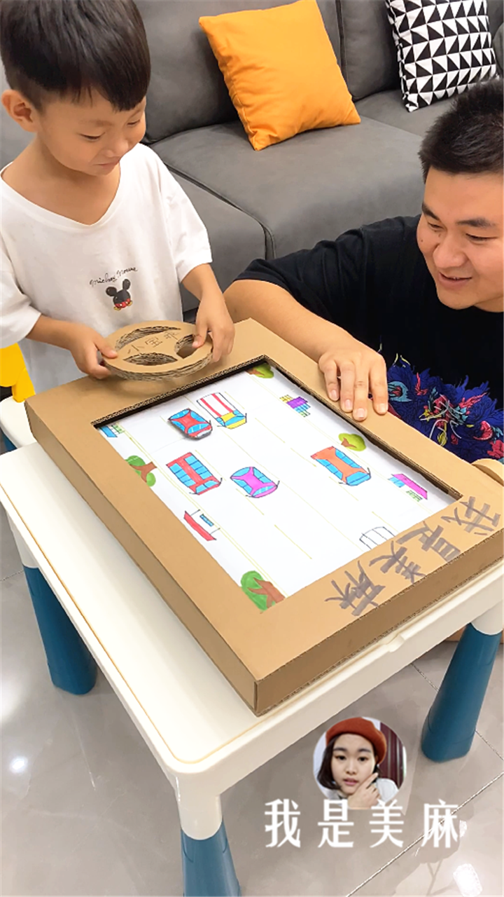 爸爸巧用快递纸箱，亲手制作创意赛车玩具