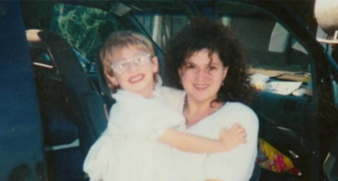 美国“残障女”联合男友杀害亲生母亲，得手后：那个婊子死了