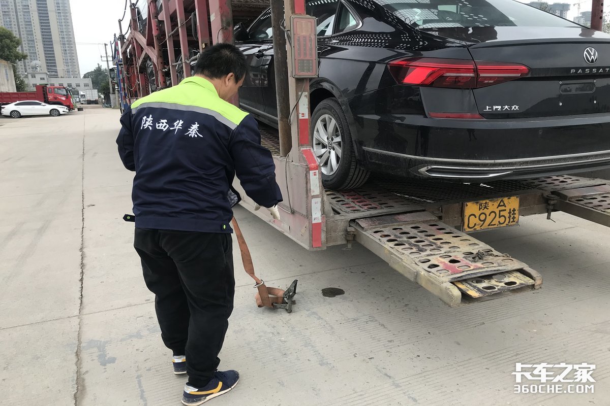 蹭坏车顶赔了2万9，一个月底薪9千元，开轿运车倒短这活也不好干