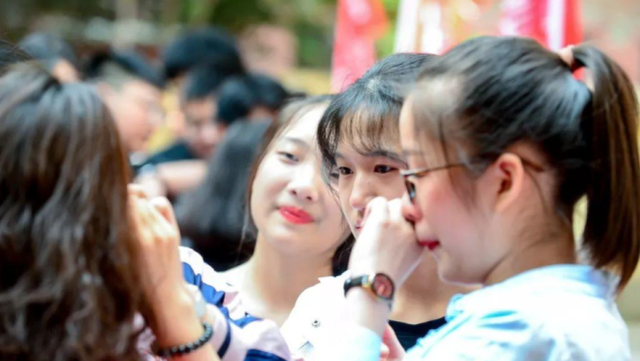 考生考上清华却被取消资格，网友得知后，不但不同情还拍手叫好