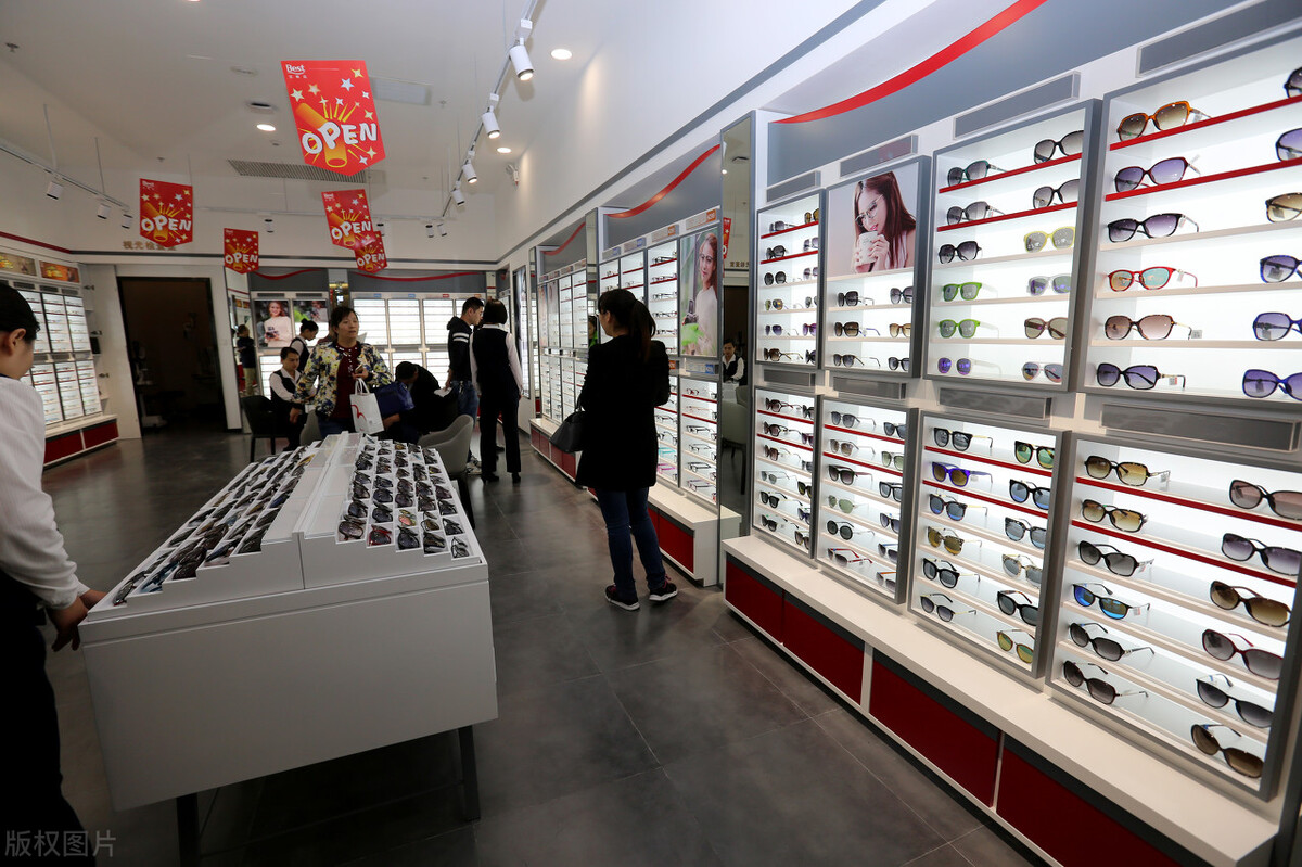 天津大叔開眼鏡店，顧客買眼鏡就送500元，反而年入96萬，牛