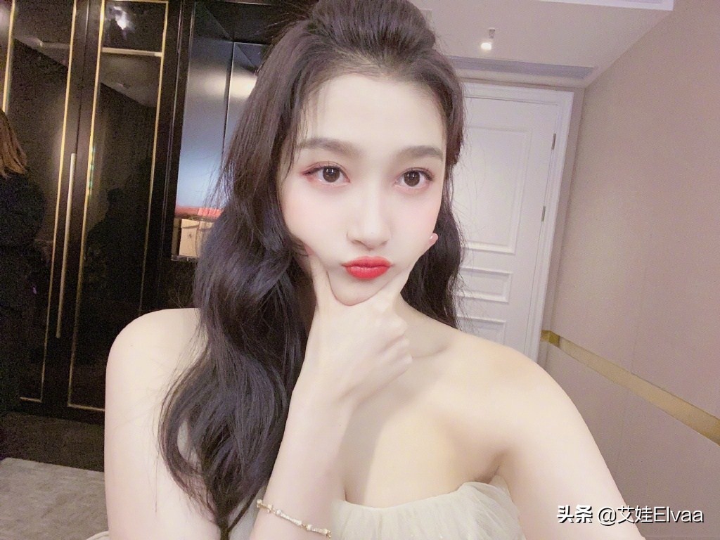 23岁关晓彤真自信，罕见2000慵懒卫衣变五五分，看到172cm腿我服