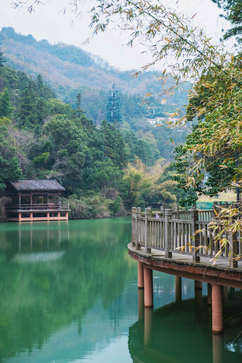 南昌哪里能晚上看足球比赛(烟雨三月湾里，尽享运动养生之旅)