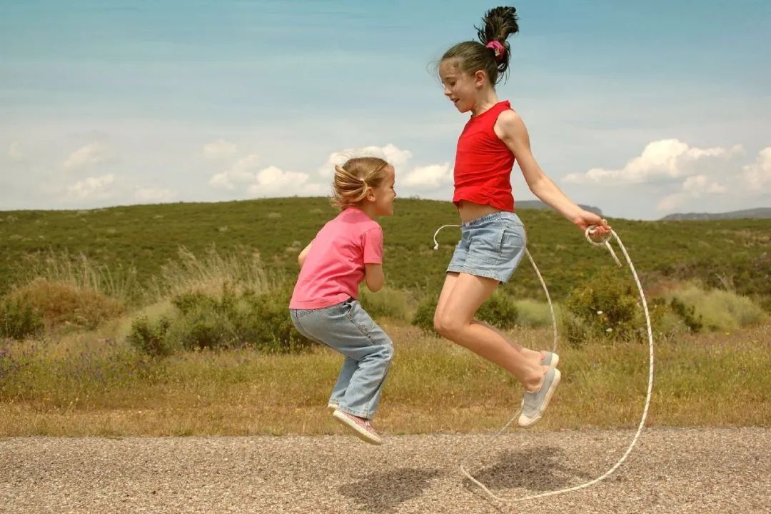 跳绳的正确方法与技巧，小学生和中考跳绳的正确方法与技巧？
