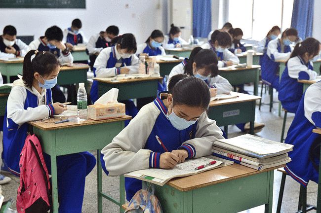 中国学生,每天在教室坐"10小时",严重缺乏体育锻炼