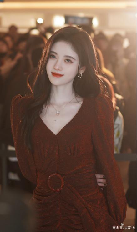 四千年大美女鞠婧祎，颜值逆天，同性见了都会心动