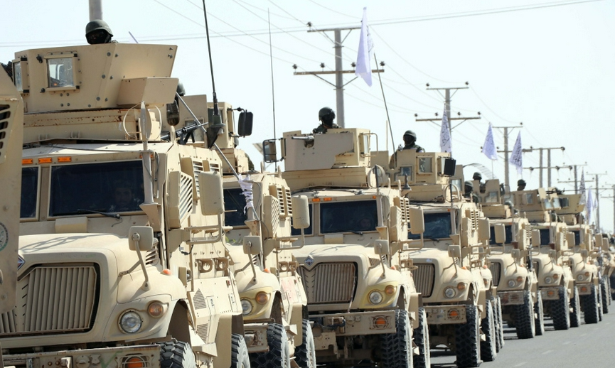 塔利班给美国伤口撒盐，坎大哈举行阅兵仪式，美制装备成最大亮点