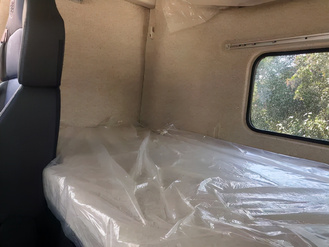 35万的解放j6p平地板牵引新车来了!460马力自动挡 还有哪些变化?