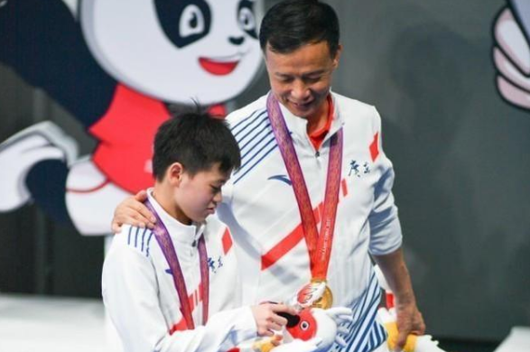 全红婵一家命运改变！父亲收下豪车，靠果园赚翻，哥哥也混出头