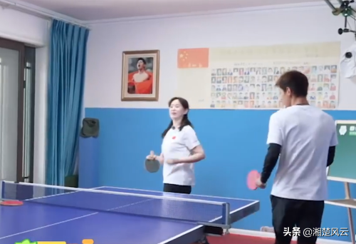 快乐的家族！张爸爸在张妈妈面前打球，张继科为妈妈出头露面，张爸爸怕秒