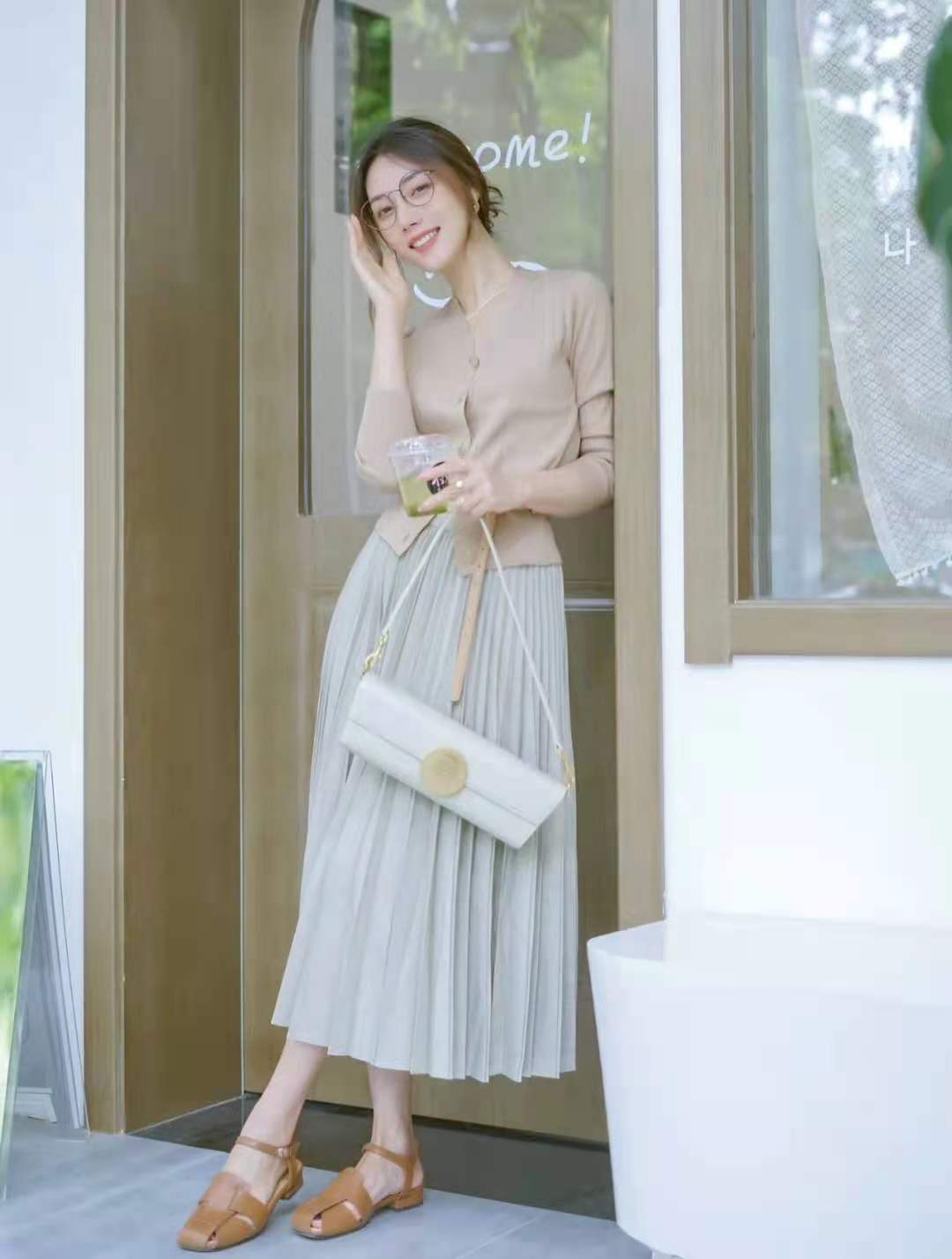 百褶裙搭配什么上衣 短款百褶裙的10种搭配方法-诚智百科网