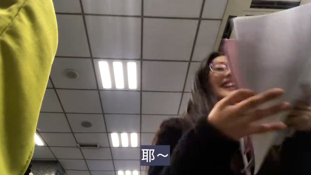 台湾女生在大陆成功“办证” 开心到模糊