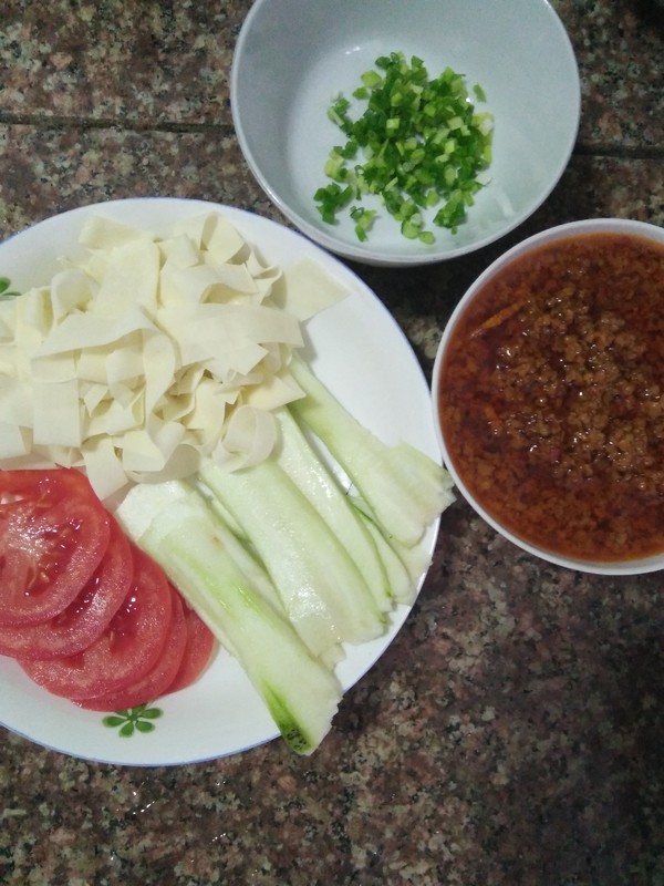 抄手皮可以做什么美食（简单易上手的鲜美抄手皮肉末面）