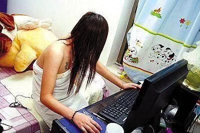 这就是最近与您“裸•聊”的小姐姐，她是这样下手的！