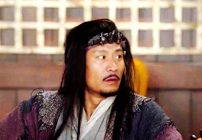 《倚天屠龙记》有七人练过“降龙十八掌”，其中一人武功胜过郭靖
