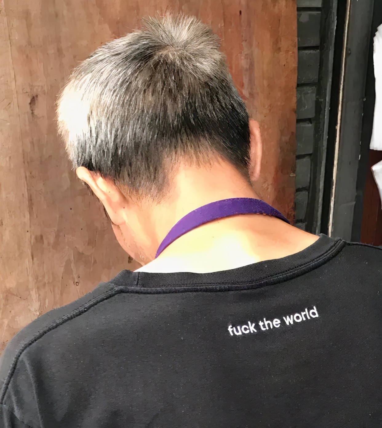 这些衣服的slogan不止酷，还有态度
