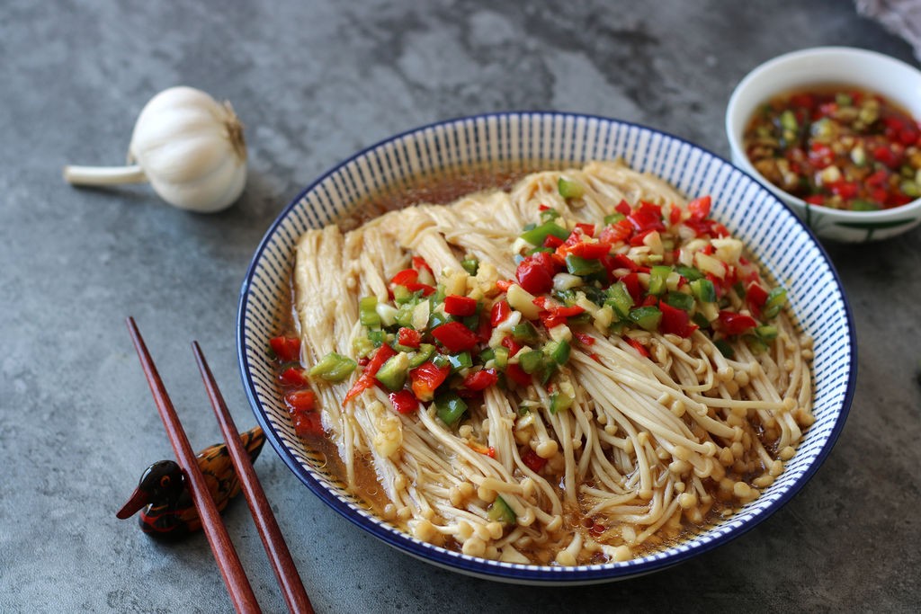 烤金针菇烤箱怎么做（烤箱版蒜蓉金针菇的做法分享）