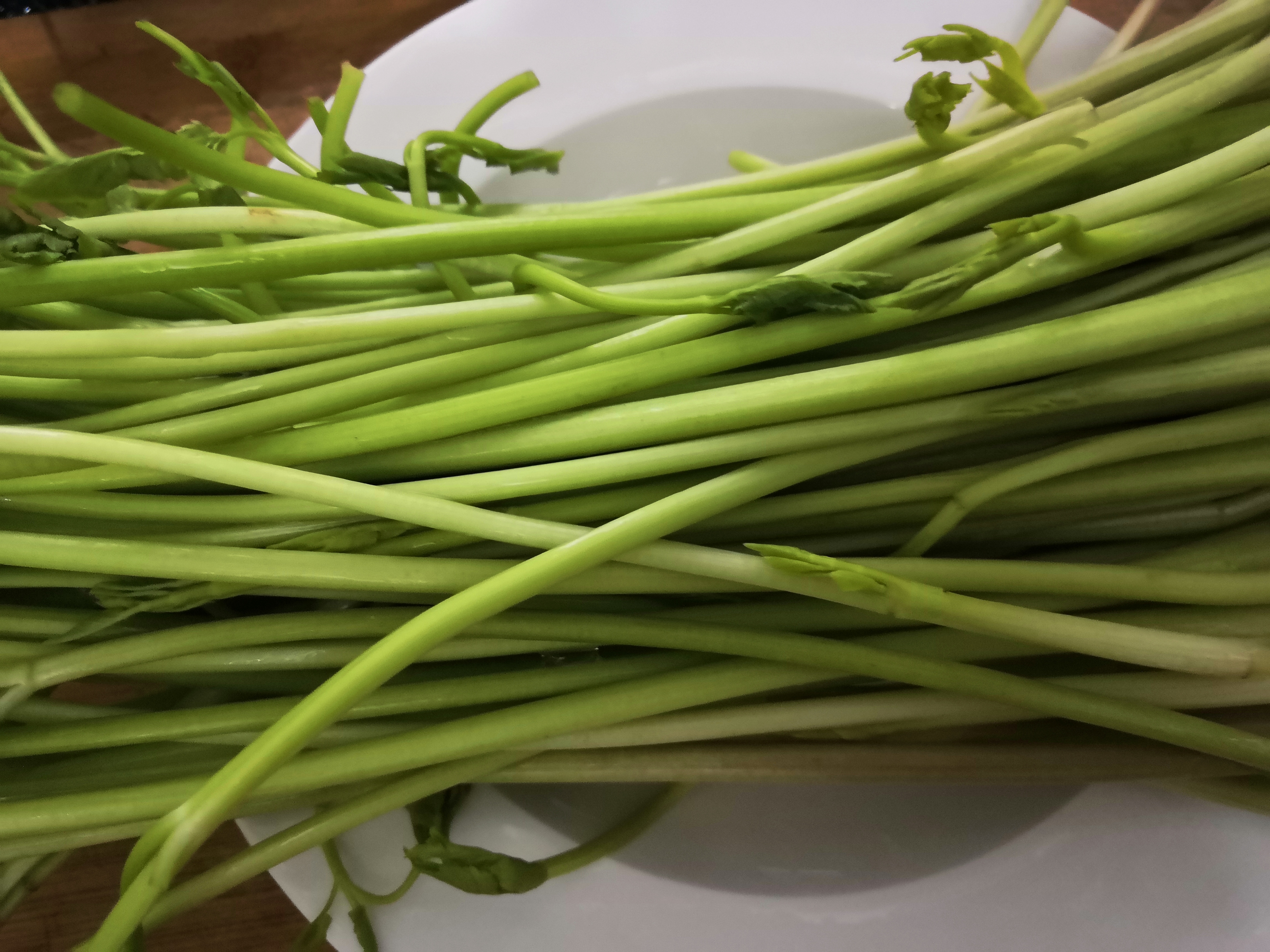 在春天,小河畔池塘边的水芹菜,是餐桌上难得的美味