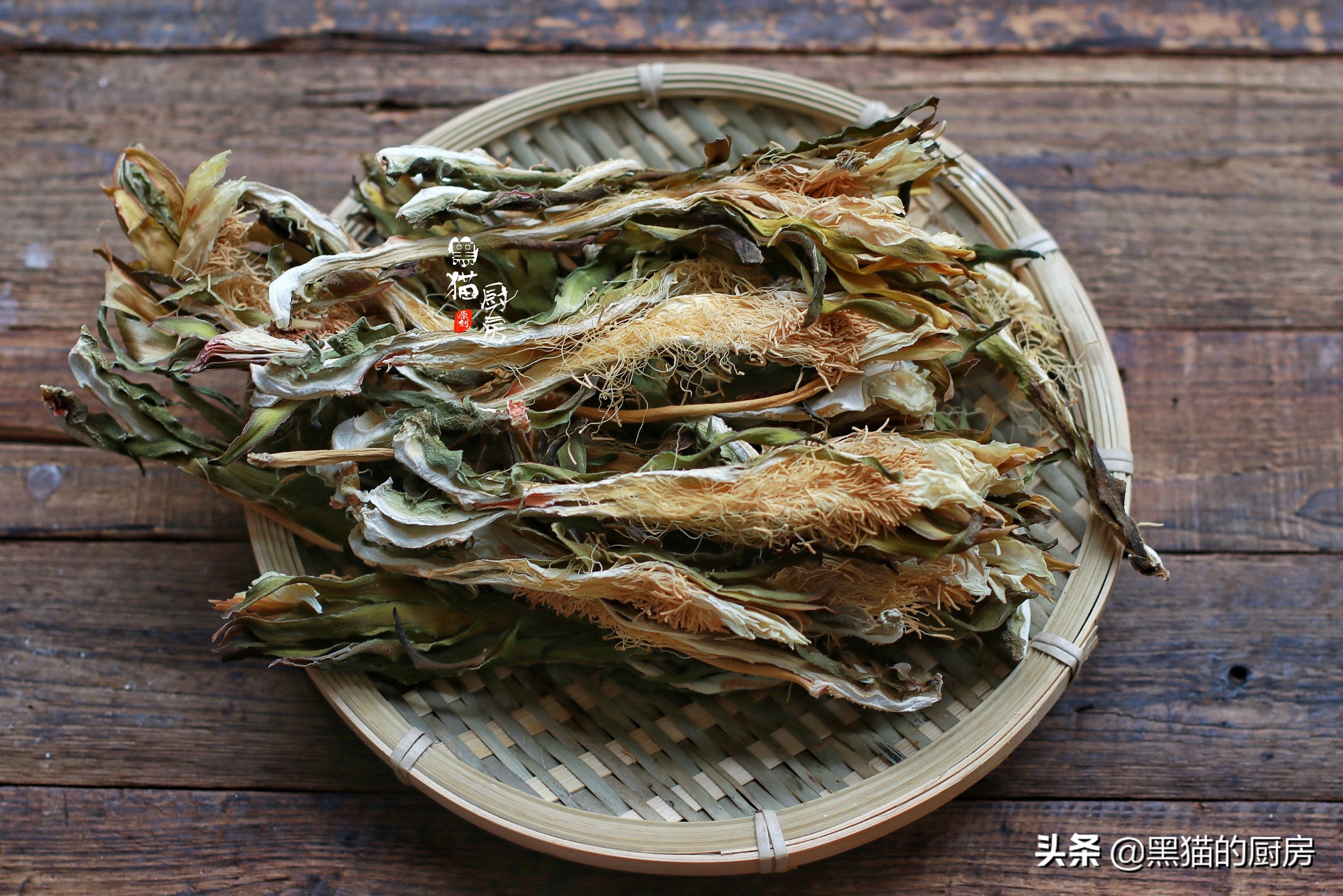 这花晒干后用来煲汤，广东人最爱，祛燥化痰效果好，一家人都爱喝