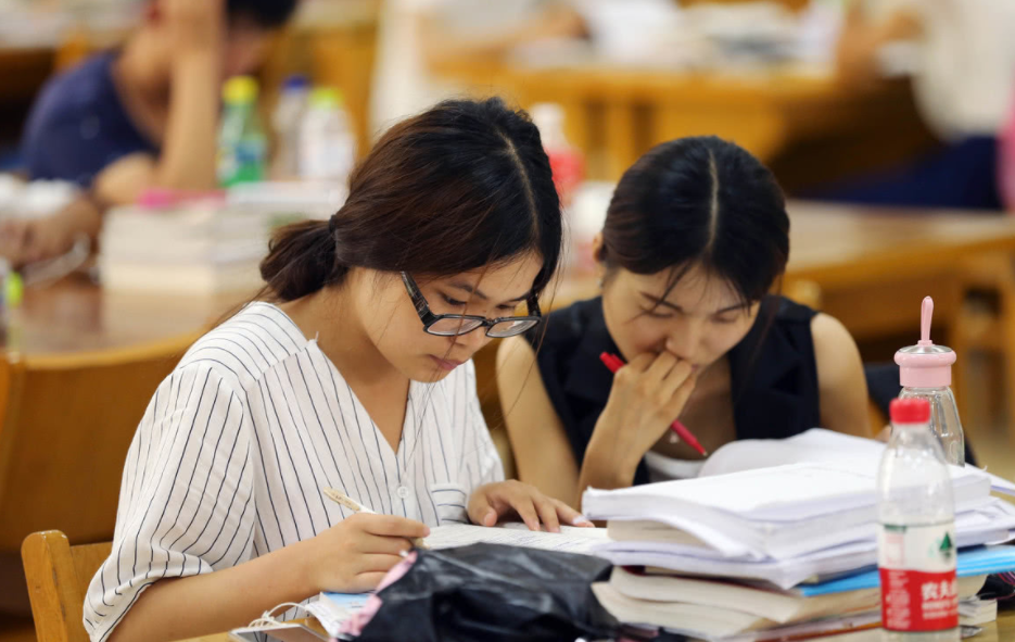 江西一女学生寝室大型内卷现场，偷锁室友眼镜，堪称宫斗大戏