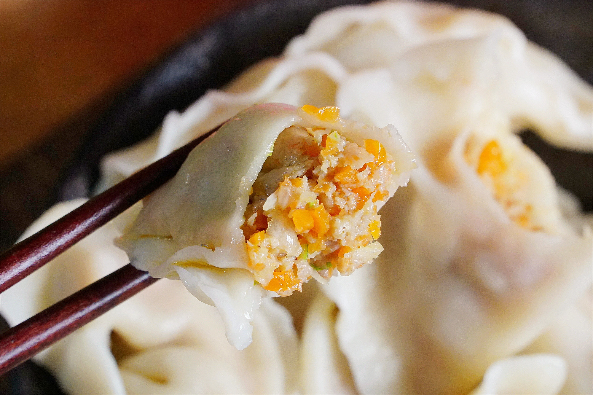 所需食材:羊肉1块,胡萝卜2根,姜1块,大葱3根,花椒5g,白芷5g.