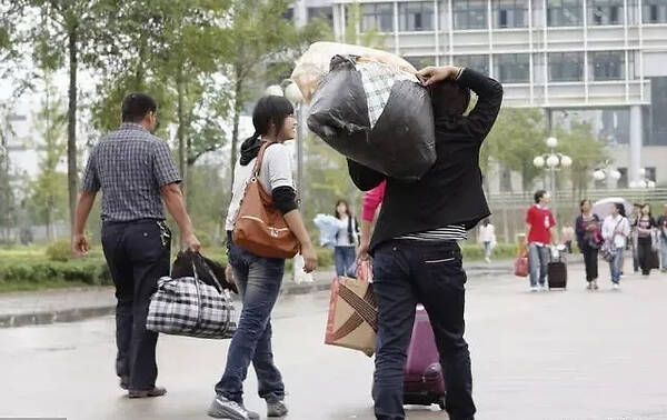 目送:有一种别离,叫送孩子上大学