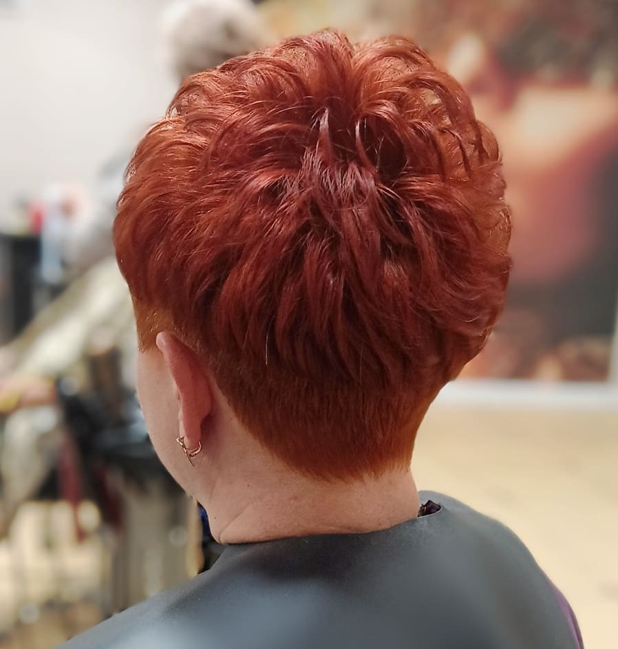 红色头发图片(为什么有些老年人喜欢染红发烫小卷) - 赤虎壹号