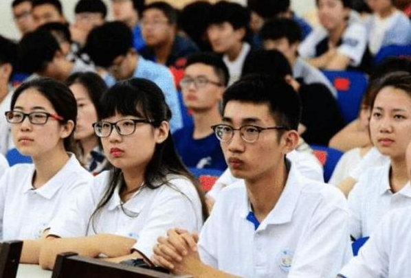 大学生入党也有“硬性标准”，满足条件才能报名，你符合吗？