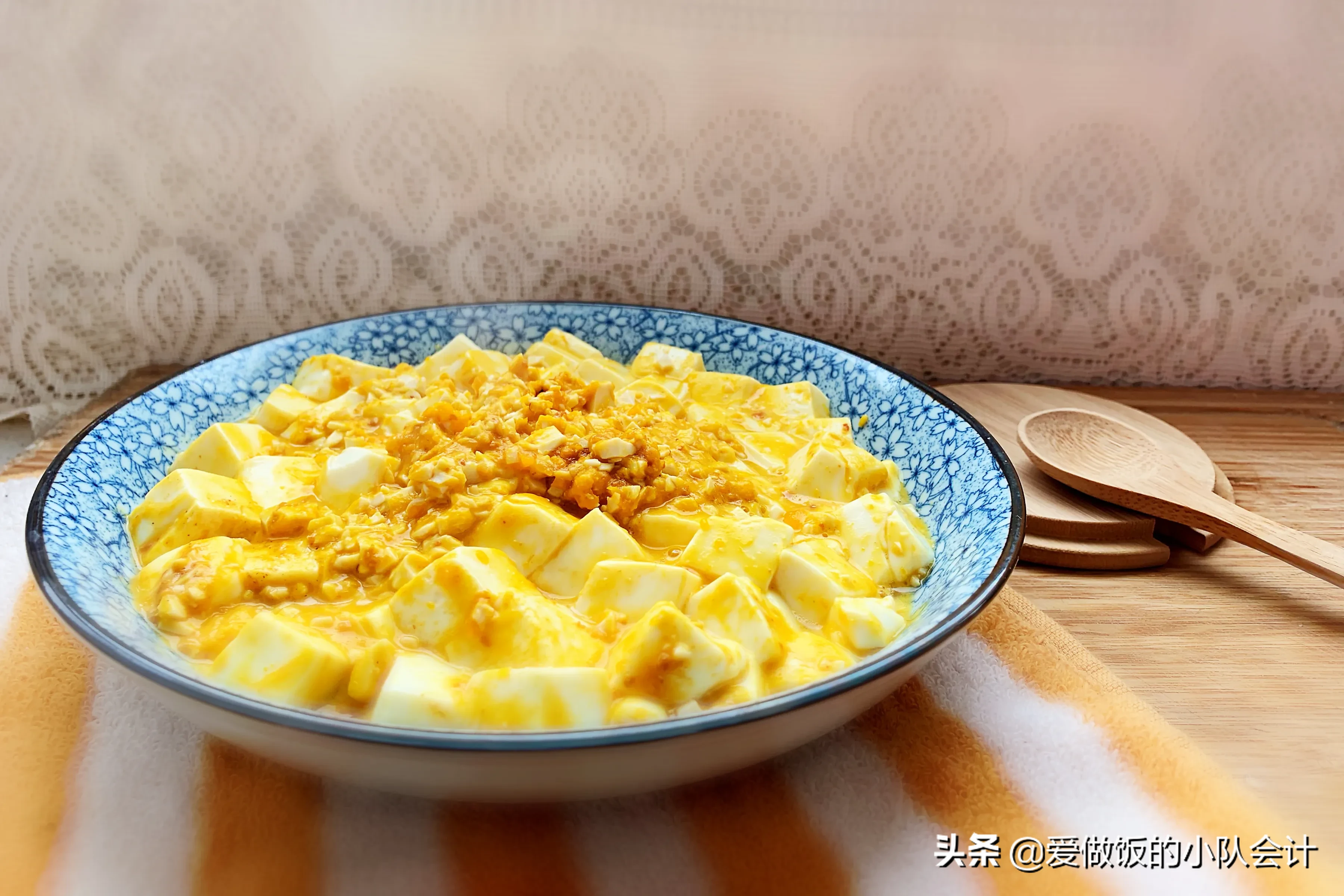 蟹黄豆腐在家做，掌握窍门，色泽金黄，味道鲜香，方法很简单