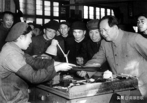 毛主席为何坚决不用象牙筷子？他说：那是有钱人用的，我拿不起！