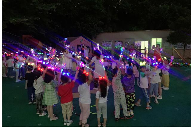 幼儿园勇敢之夜嗨翻天，“硬核口号”走红网络，父母：那我走？