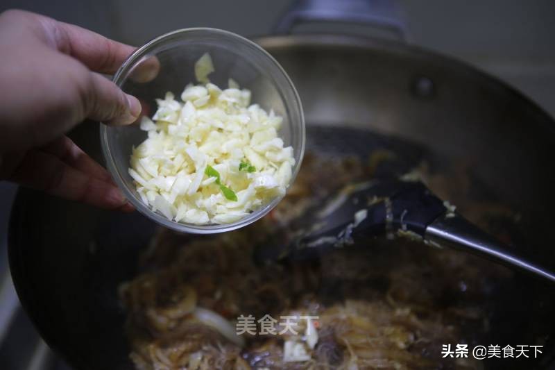 酸溜溜的味道，酸爽可口，开胃下饭，还帮油腻腻的肠胃减减负