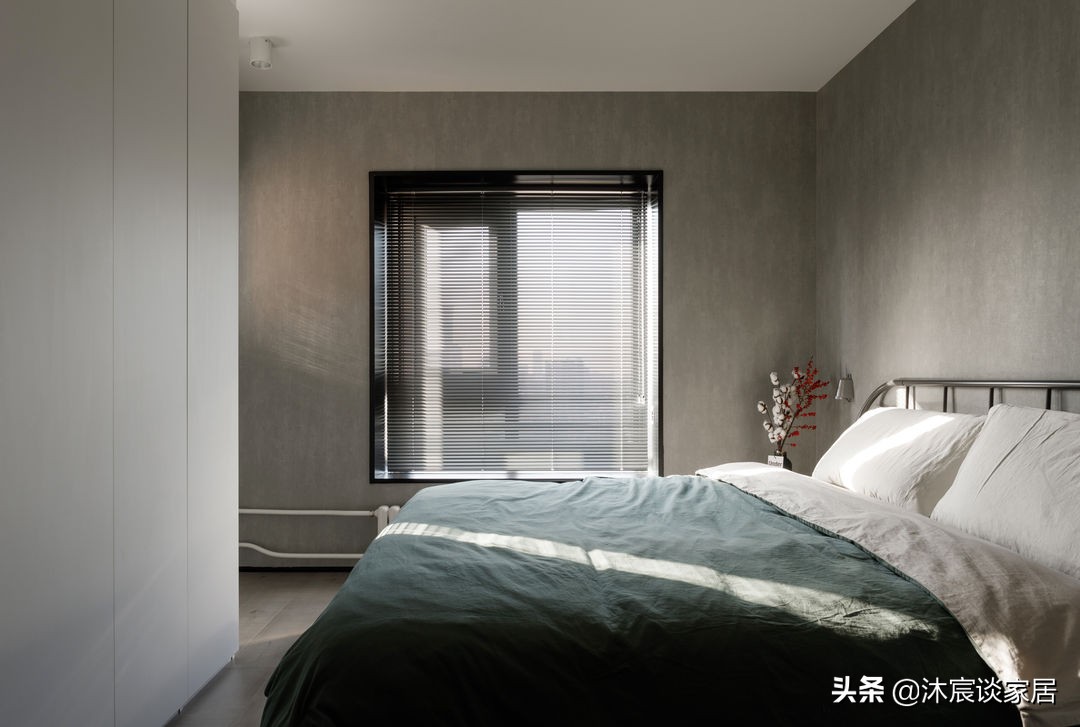 他家顶面走明管，铺水泥地，父母看后很心疼，但他却喜欢得不得了