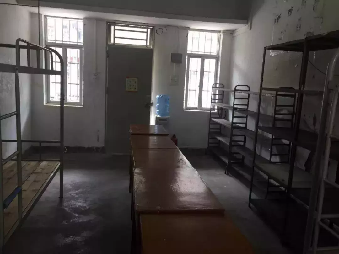 广东最坑爹vs最壕的大学宿舍！你们感受一下，这区别扎心了