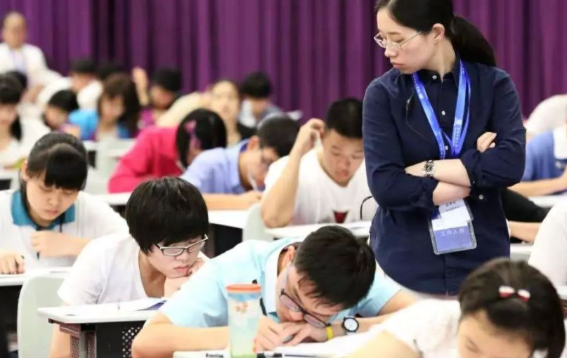 上了大学才知道，有种学生叫做“隐形贫困生”，他们并不是真的穷