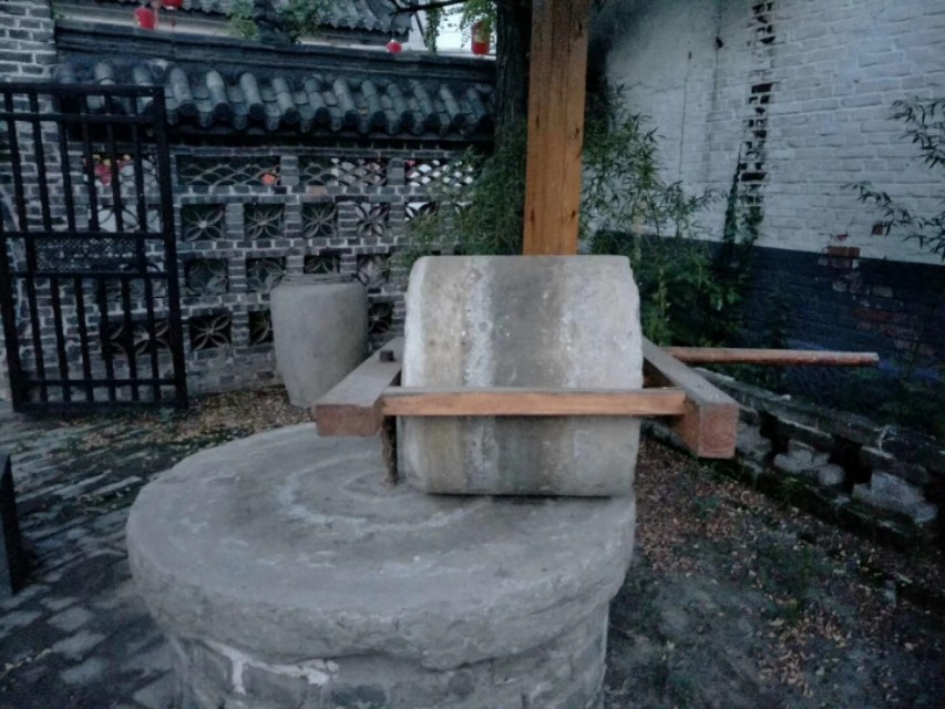 年轮跌更，脆灵的枣树老了；风霜雨雪，坐在枣树下的妈妈也老了