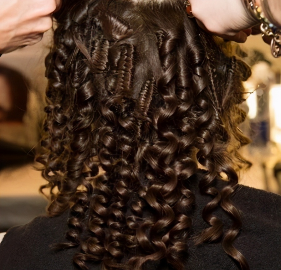 螺旋烫发型图片中长发(五六十岁女人不适合烫羊毛卷) - 赤虎壹号