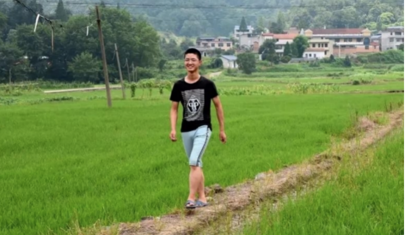 母亲双目失明，父亲单眼失明，自强不息的他以685分被清华录取