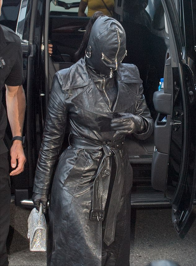 金卡戴珊新造型太拉风啦！一身黑色皮衣，还戴着黑色皮面具太酷了