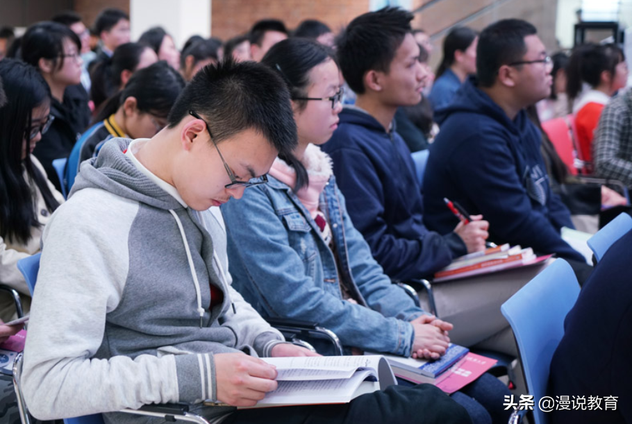 大学生每月生活费1000元，到底够不够用？看了大学生开支就明白