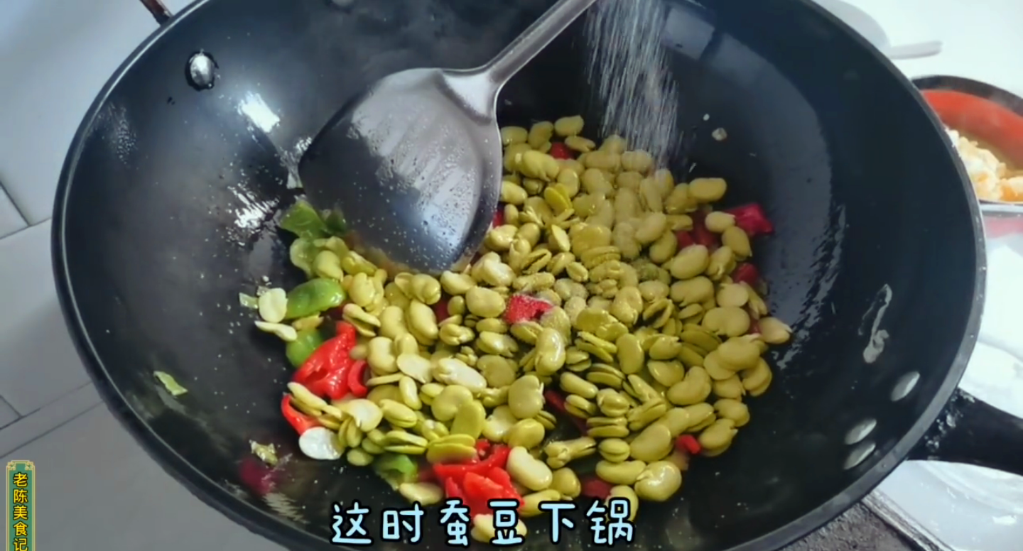 蚕豆米炒鸡蛋（三分钟教你营养鲜嫩的炒鸡蛋）