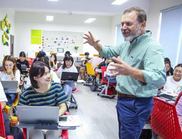 清华大学课改惹争议，700多门课程将用全英文教学，师生叫苦不迭