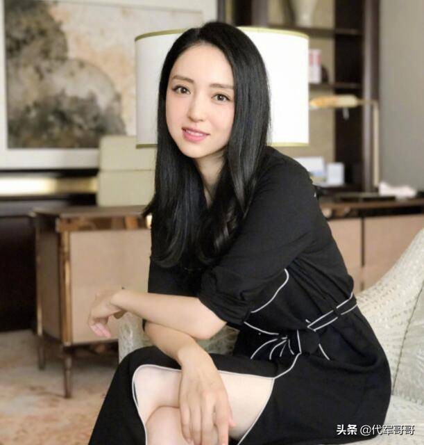 乔振宇和90后演员苏小玎聚会的视频,视频中董璇双手捧着苏小玎的脸