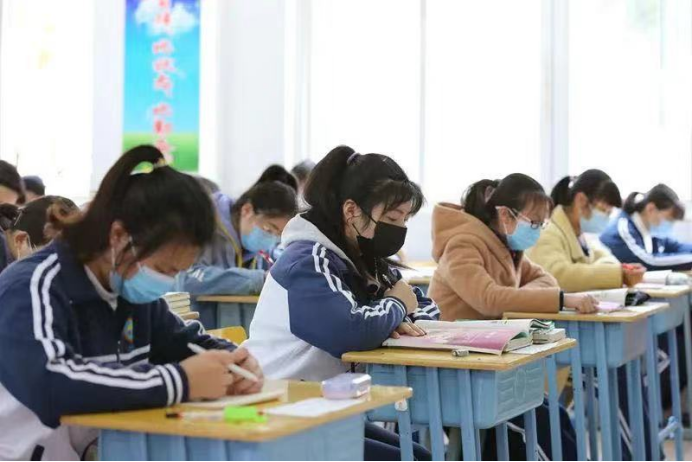 上海一所“贵族学校”火了，学费高达98万，家长绞尽脑汁报名