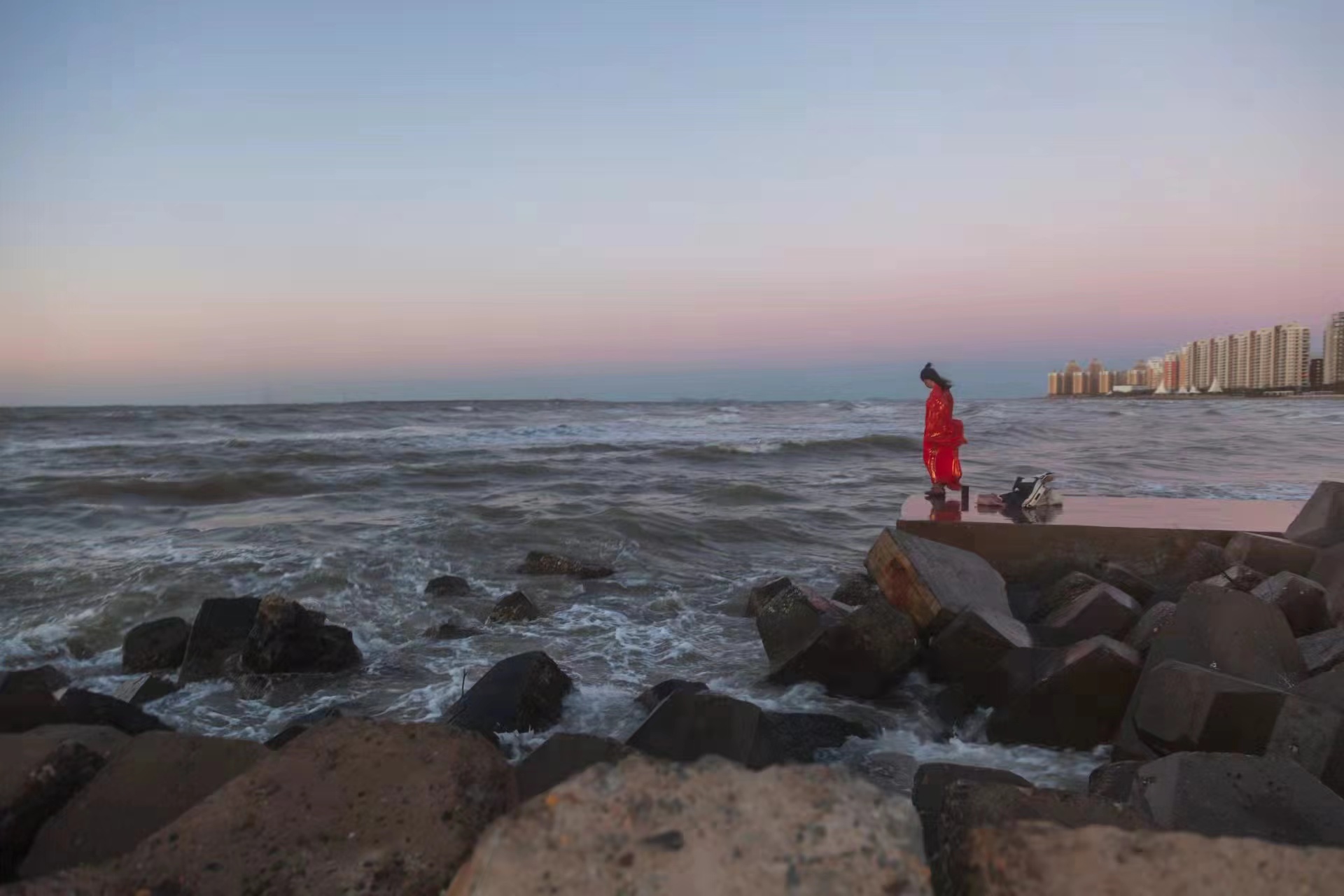 山东两位教授海边救下轻生女子：“救人不止是我们两个人的事！”另外两位好心人找到了，正在联系
