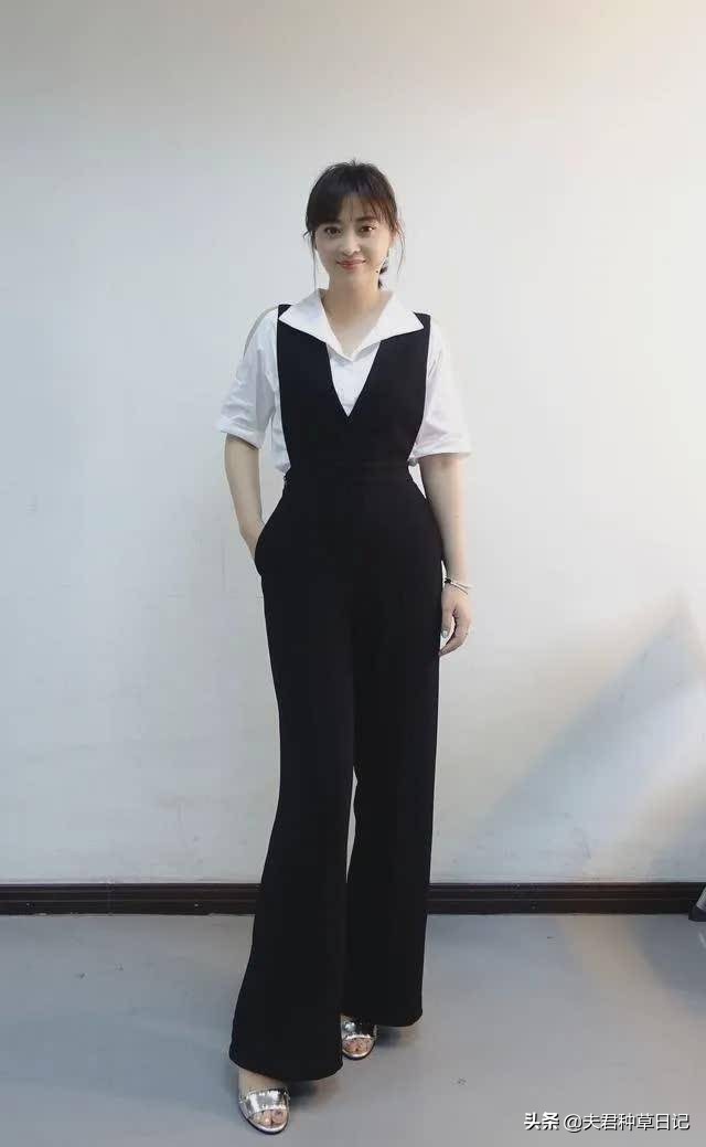 “连体裤”又火了一把！搭配衬衫气质又高级，女明星都上头了